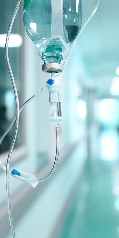 Капельница на фоне клиники